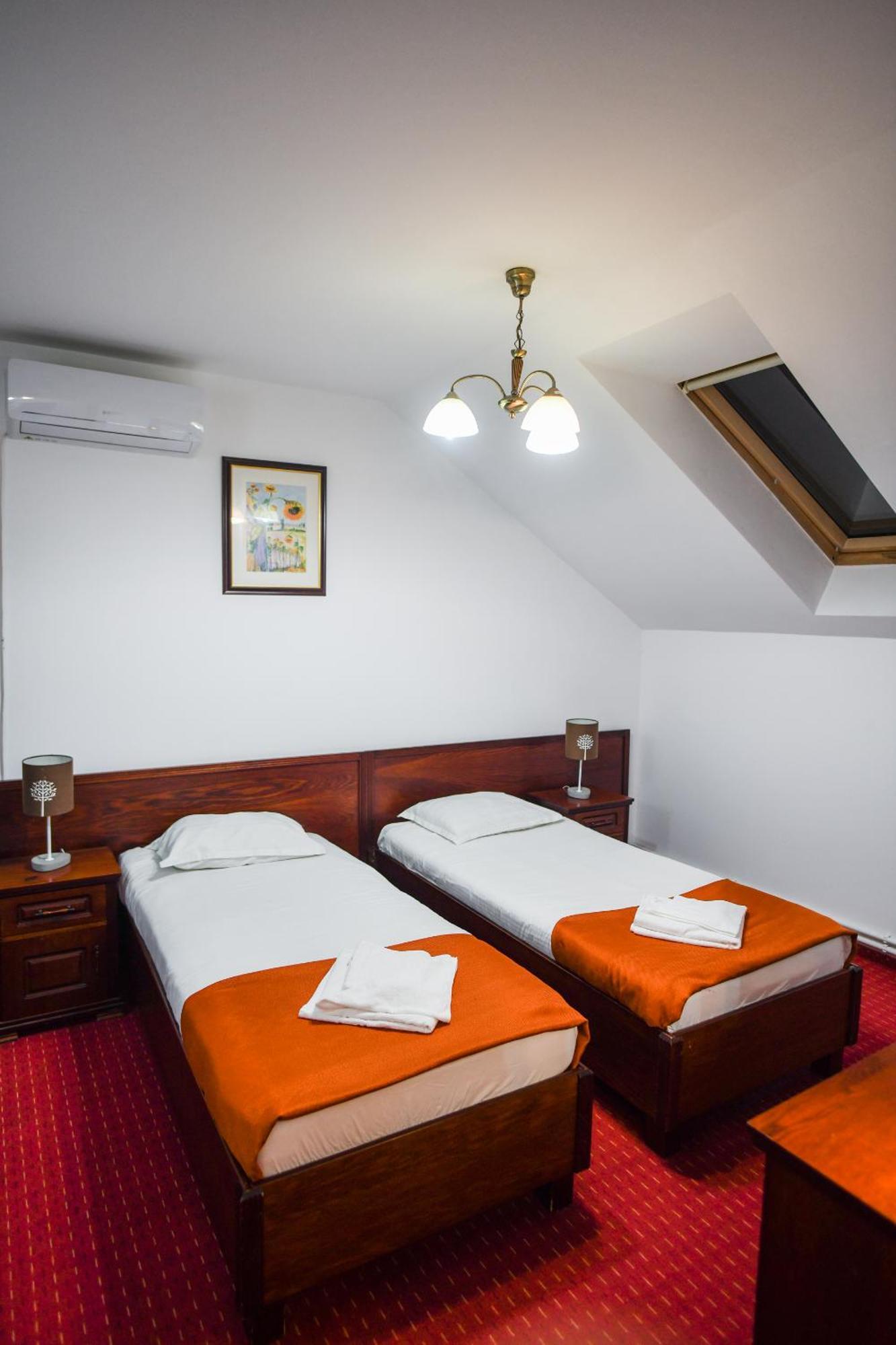 Hotel Elyon Деж Екстериор снимка