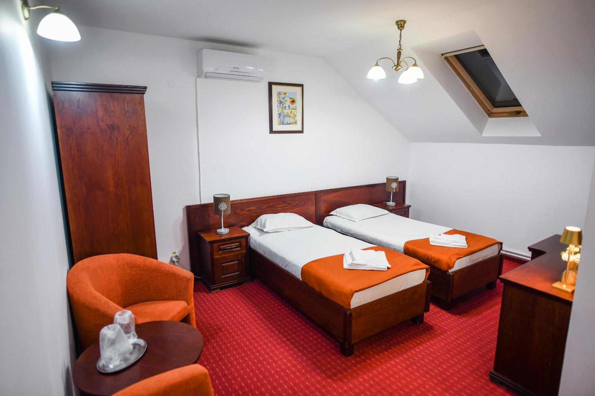 Hotel Elyon Деж Екстериор снимка